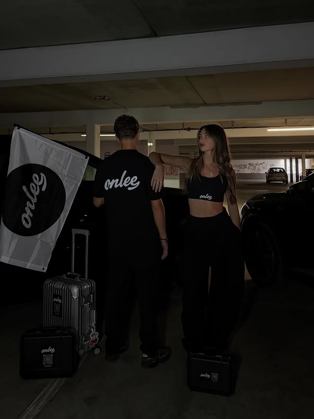 Le crew onlee en tenue de la marque