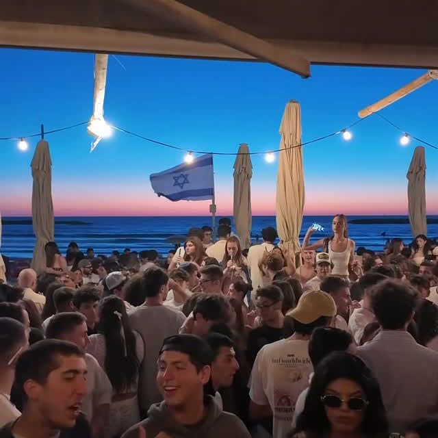 STEP #1, beach party onlee crew à Tel Aviv au coucher du soleil